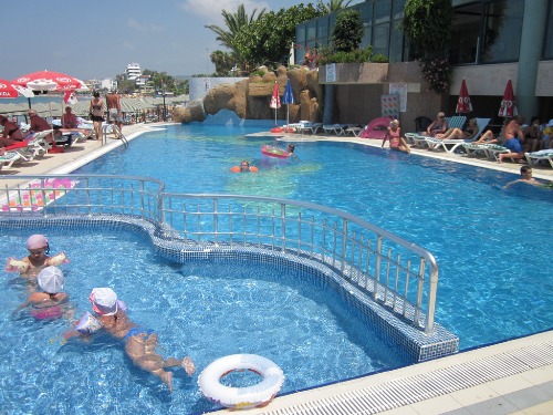 Hotel Aska Just In Beach piscina.jpg