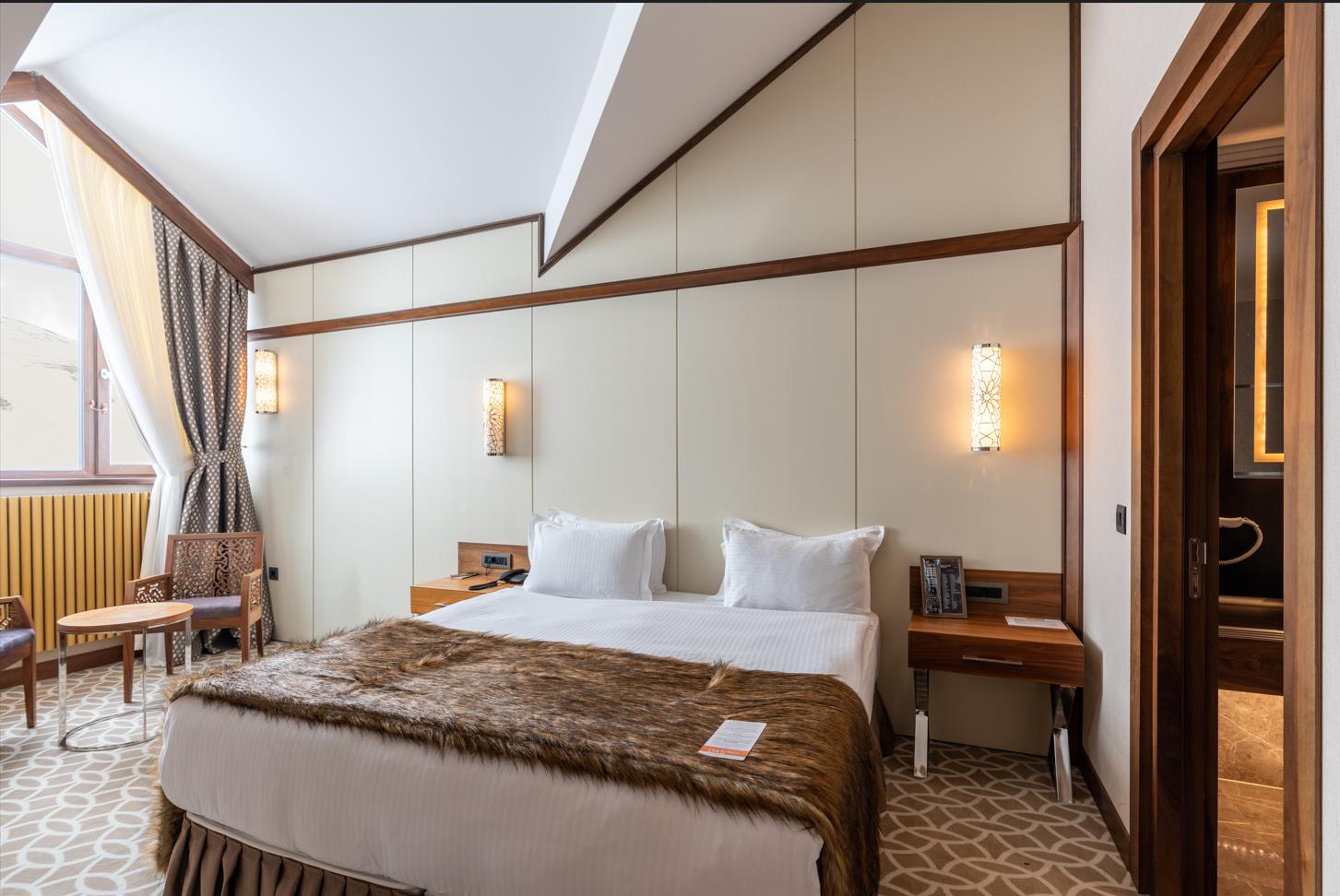 GRAND DELUXE ROOM