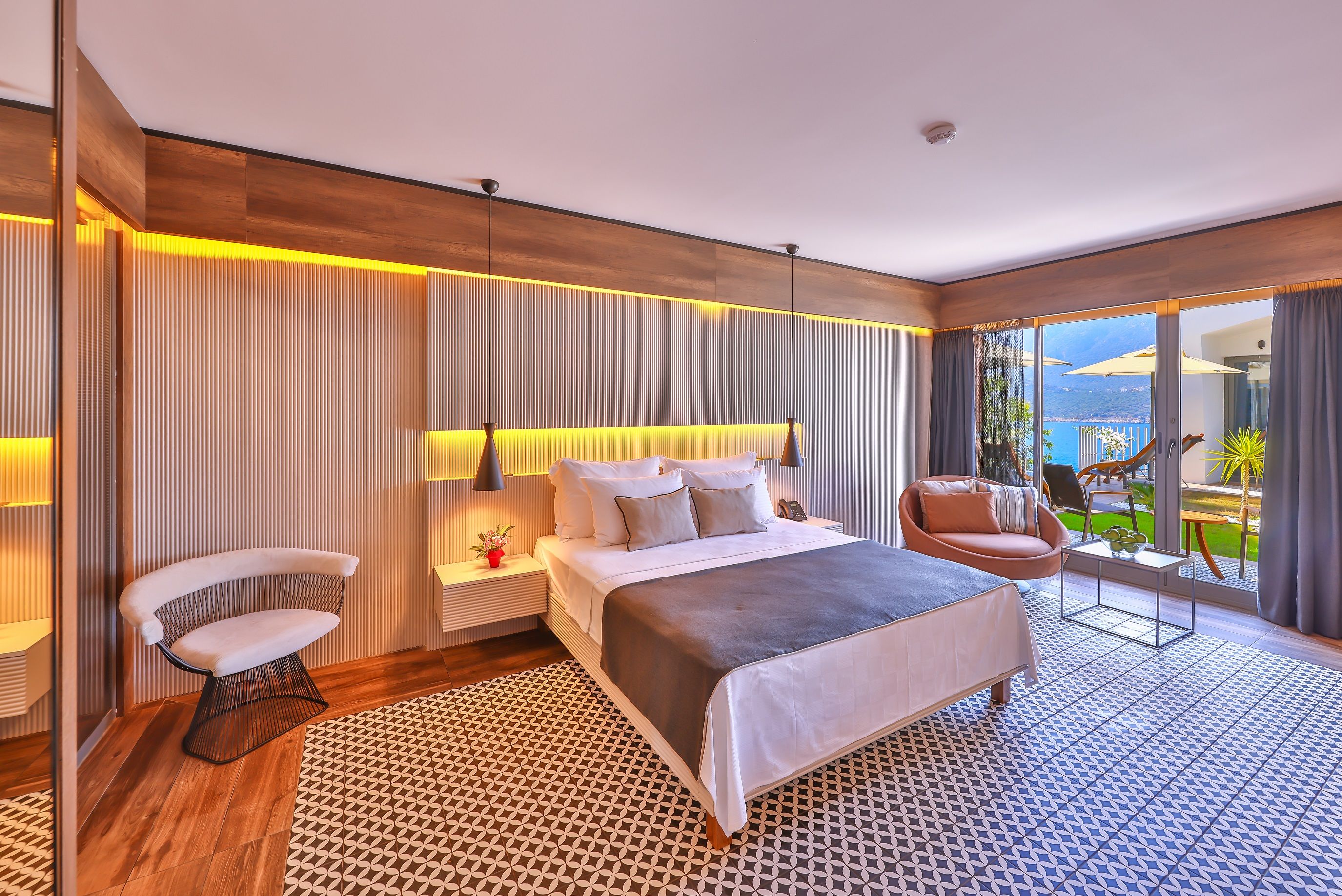 EXECUTIVE ROOM WITH POOL AND PARTIAL SEA VIEW