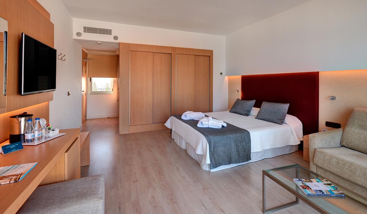 Junior Suite SeaView/ Lateral Sea View Balcony or Terrace 