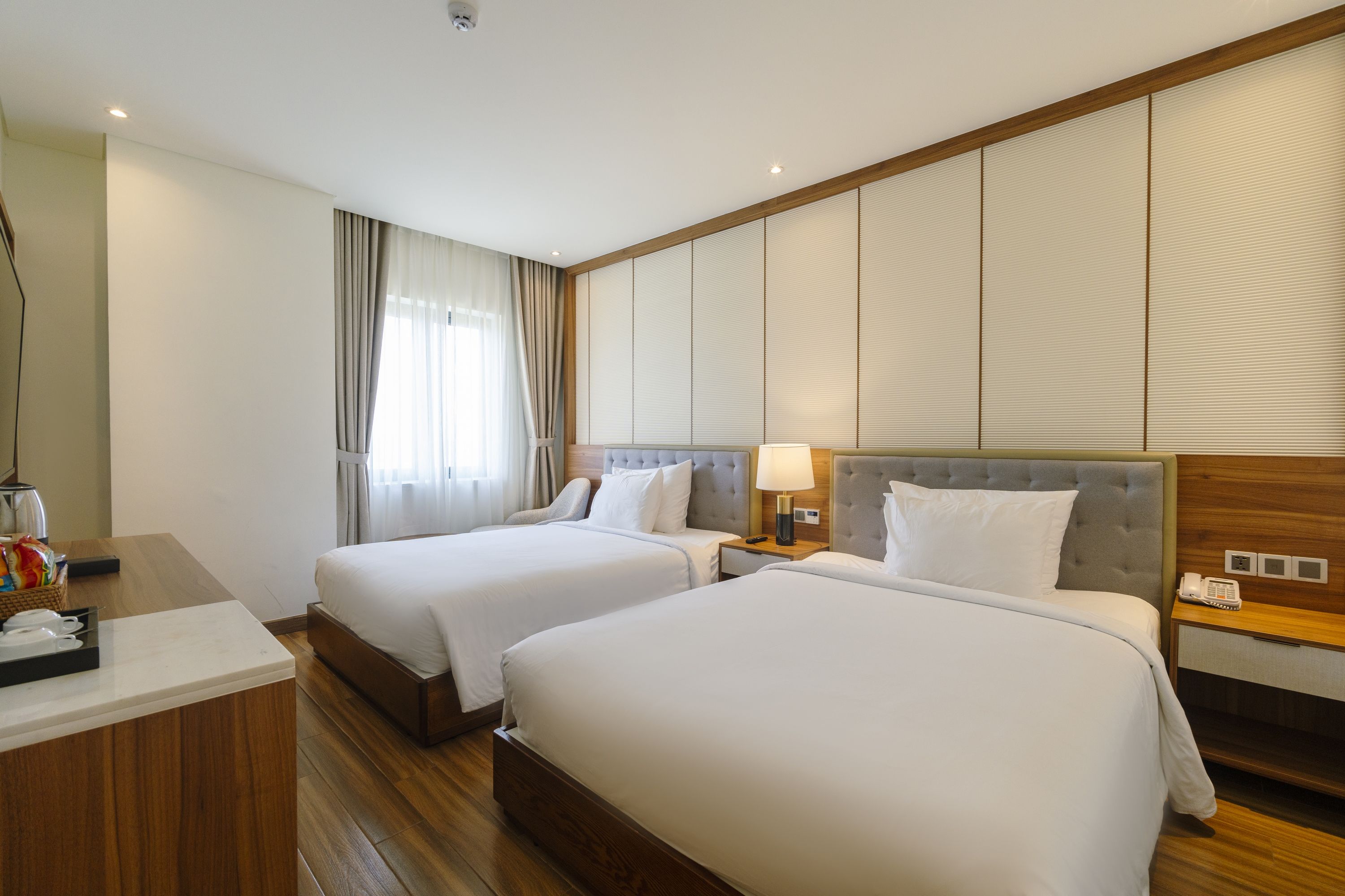 DELUXE PARTIAL SEAVIEW