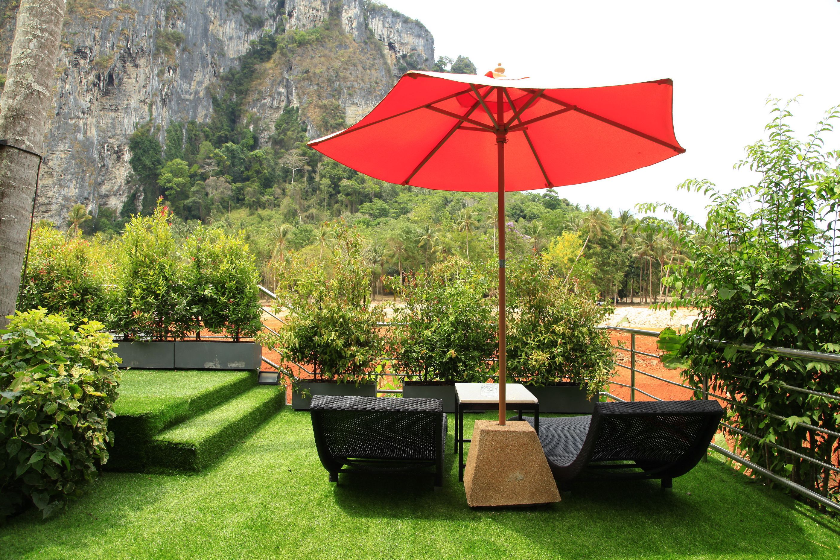 Grand Deluxe Pool Side 