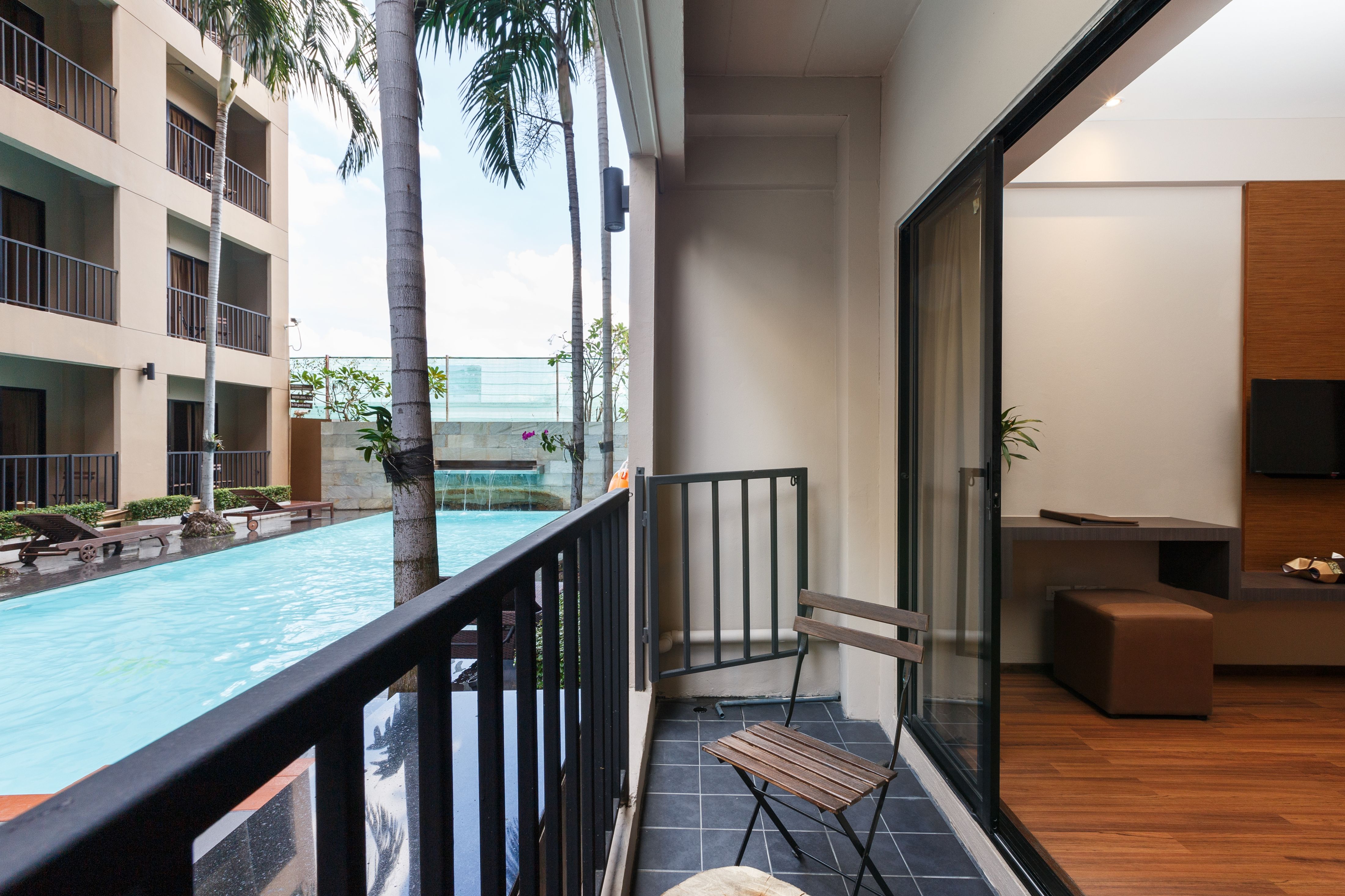 DELUXE POOL ACCESS