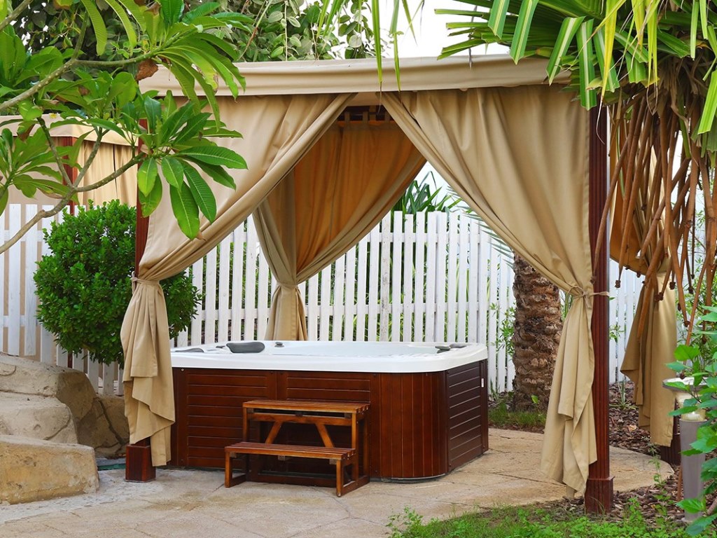 SUITE OUTSIDE JACUZZI