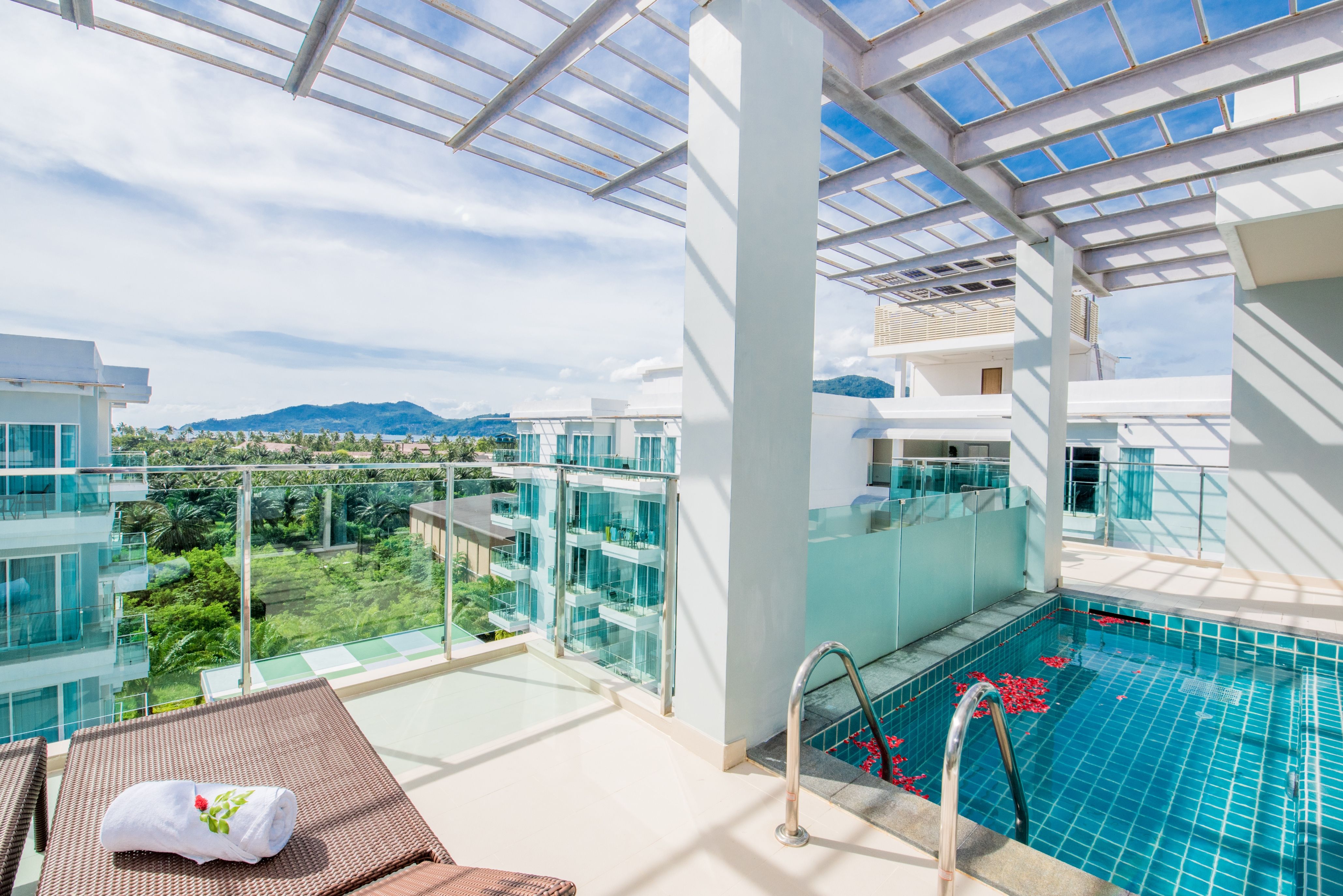 HONEYMOON POOL SUITE