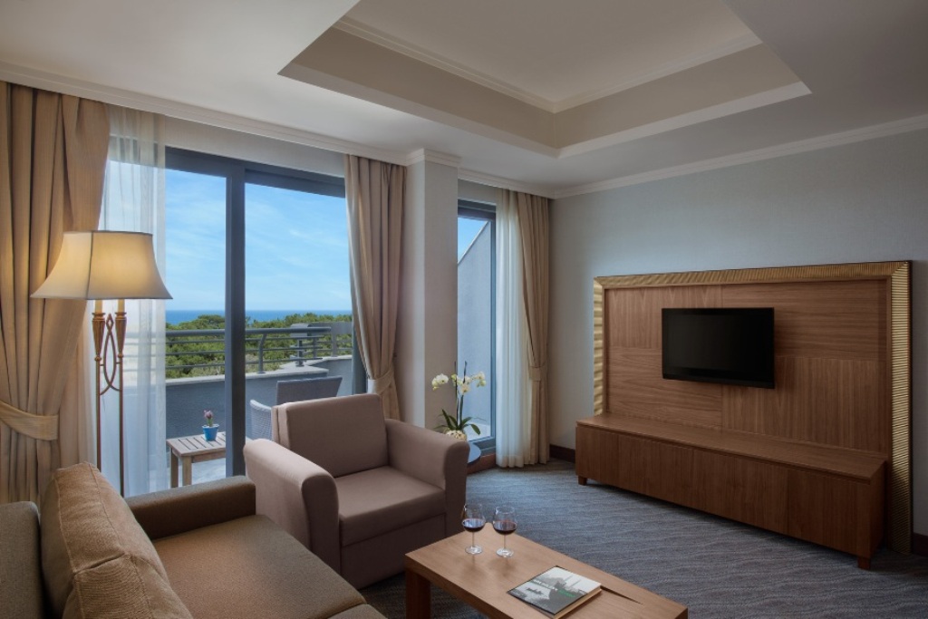 EXECUTIVE FLOOR SUITE 
