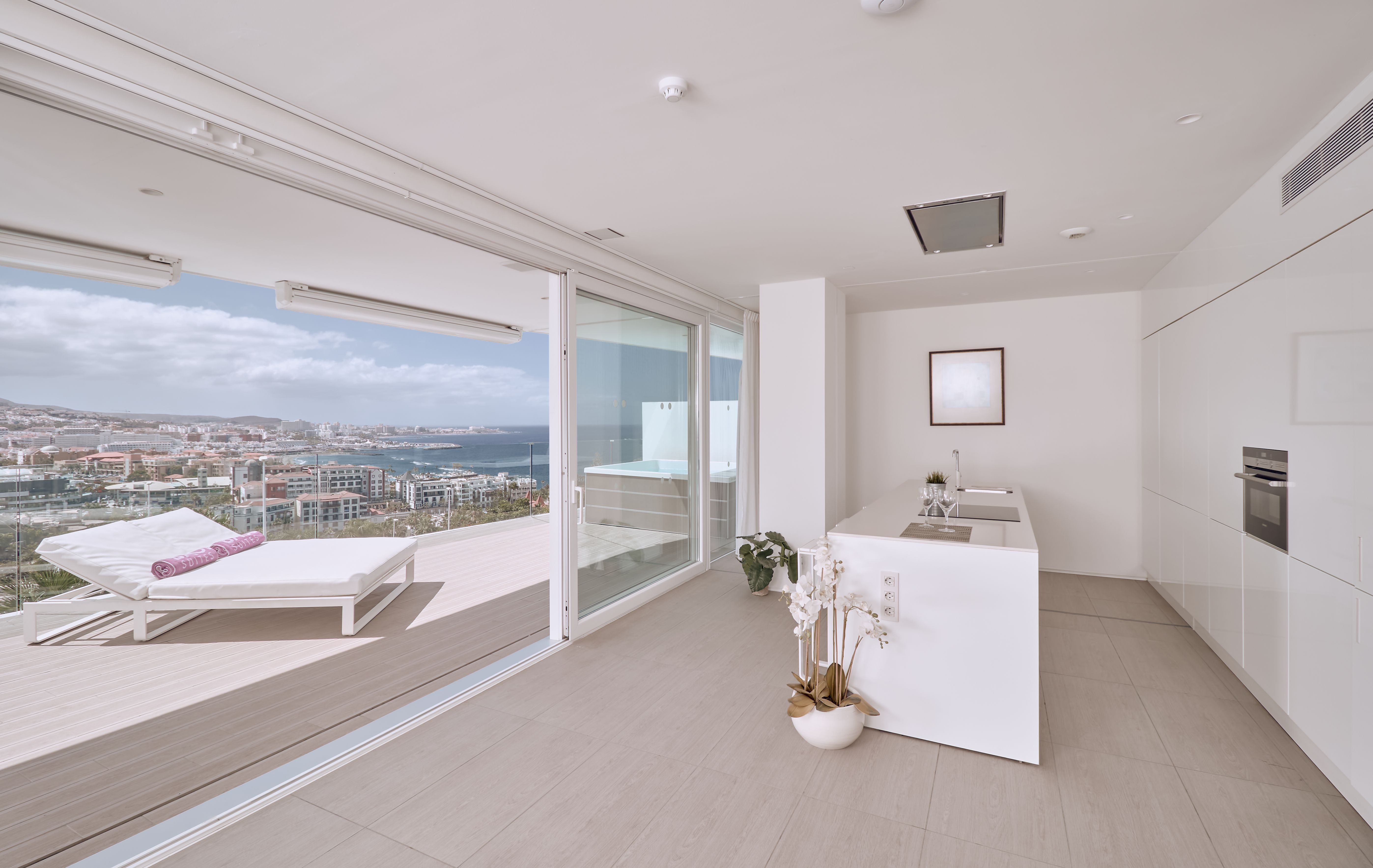1 BEDROOM SUITE WITH SEA VIEW AND JACUZZI (DIVINITY LAGO)
