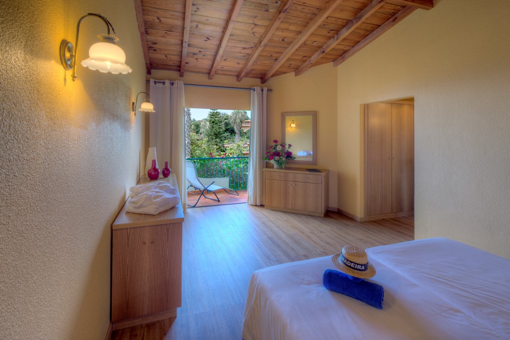 1L- 1 BEDROOM APARTMENT SIDE SEA VIEW