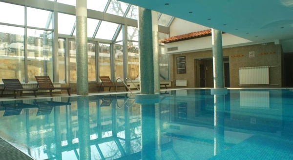 Bansjo, Hotel Mpm Guinness, piscina interioara.jpg