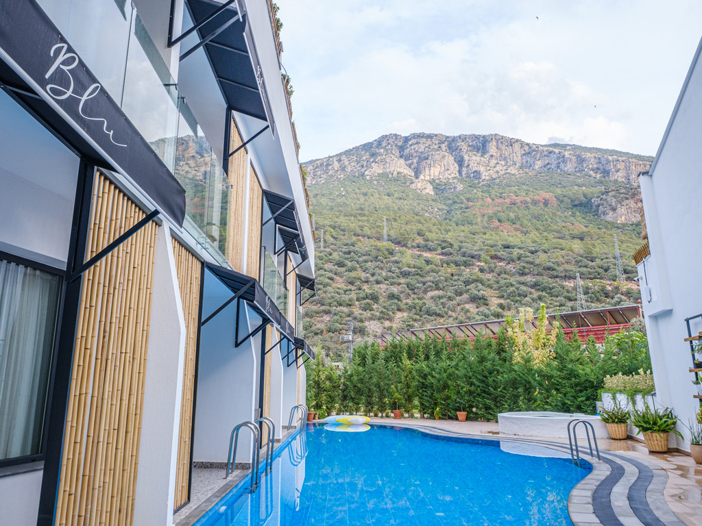 Swim Up Room with Sharing Pool