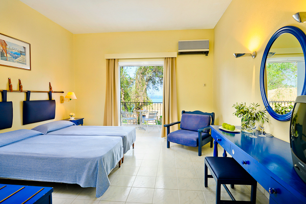 Corfu, Hotel Louis Corcyra Beach, camera dubla, fotoliu, balcon.jpg