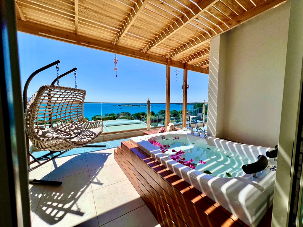 Family Deluxe Room Sea View with Jacuzzi