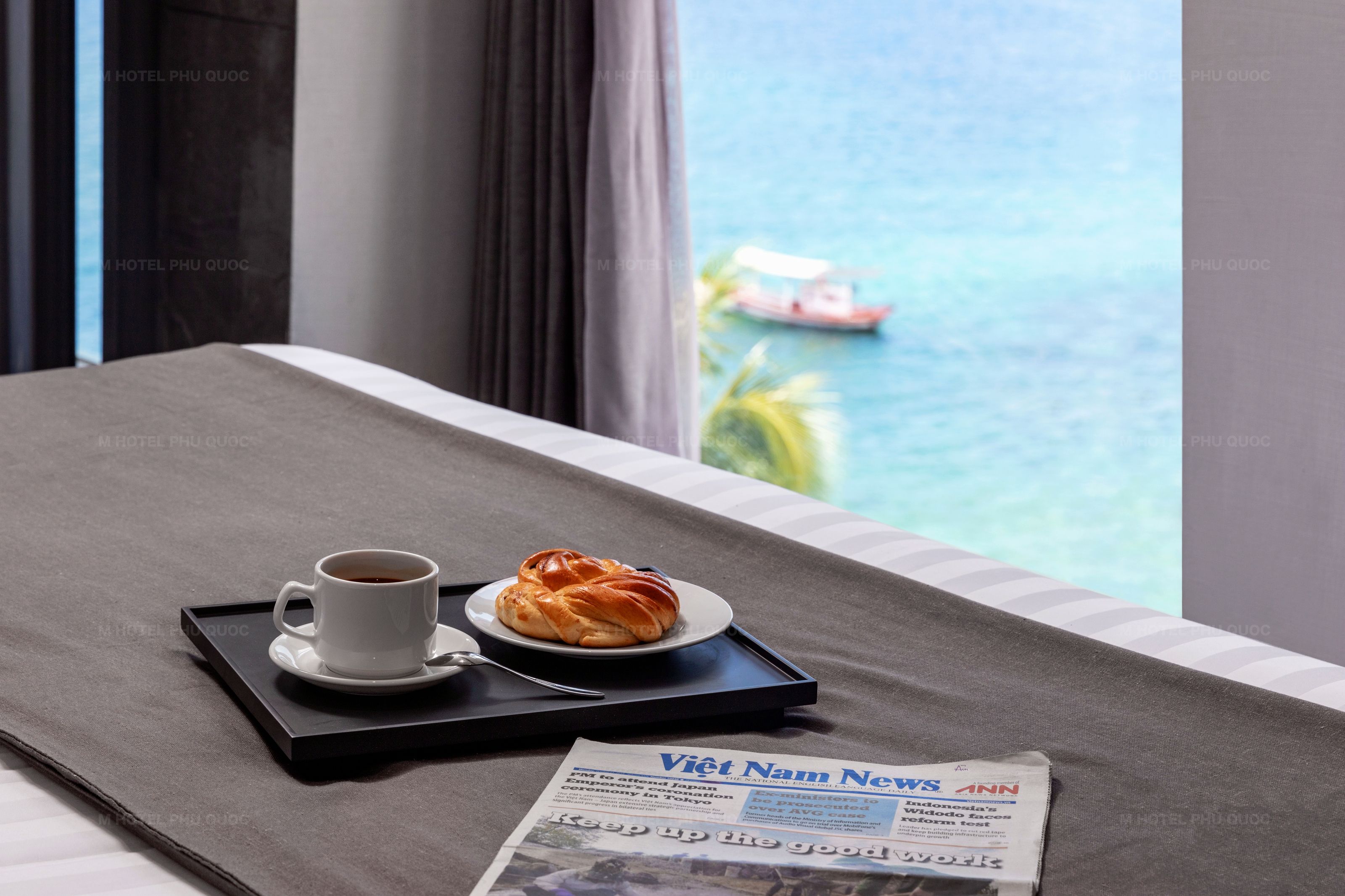 LA PETITE ROOM WITH WINDOW