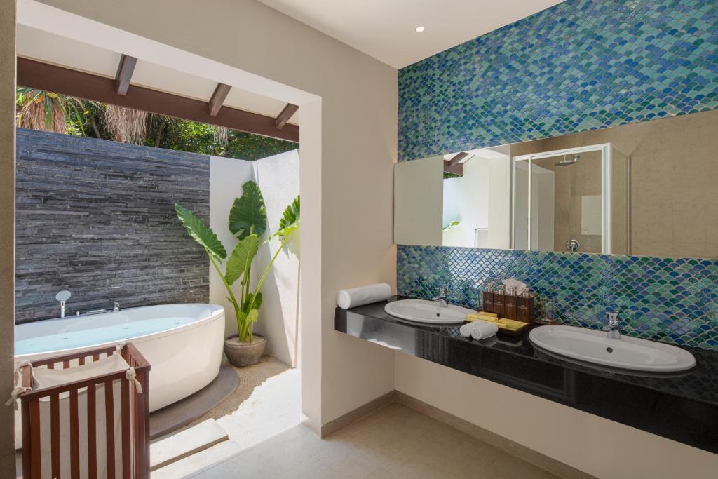 Deluxe Jacuzzi Beach Villas 