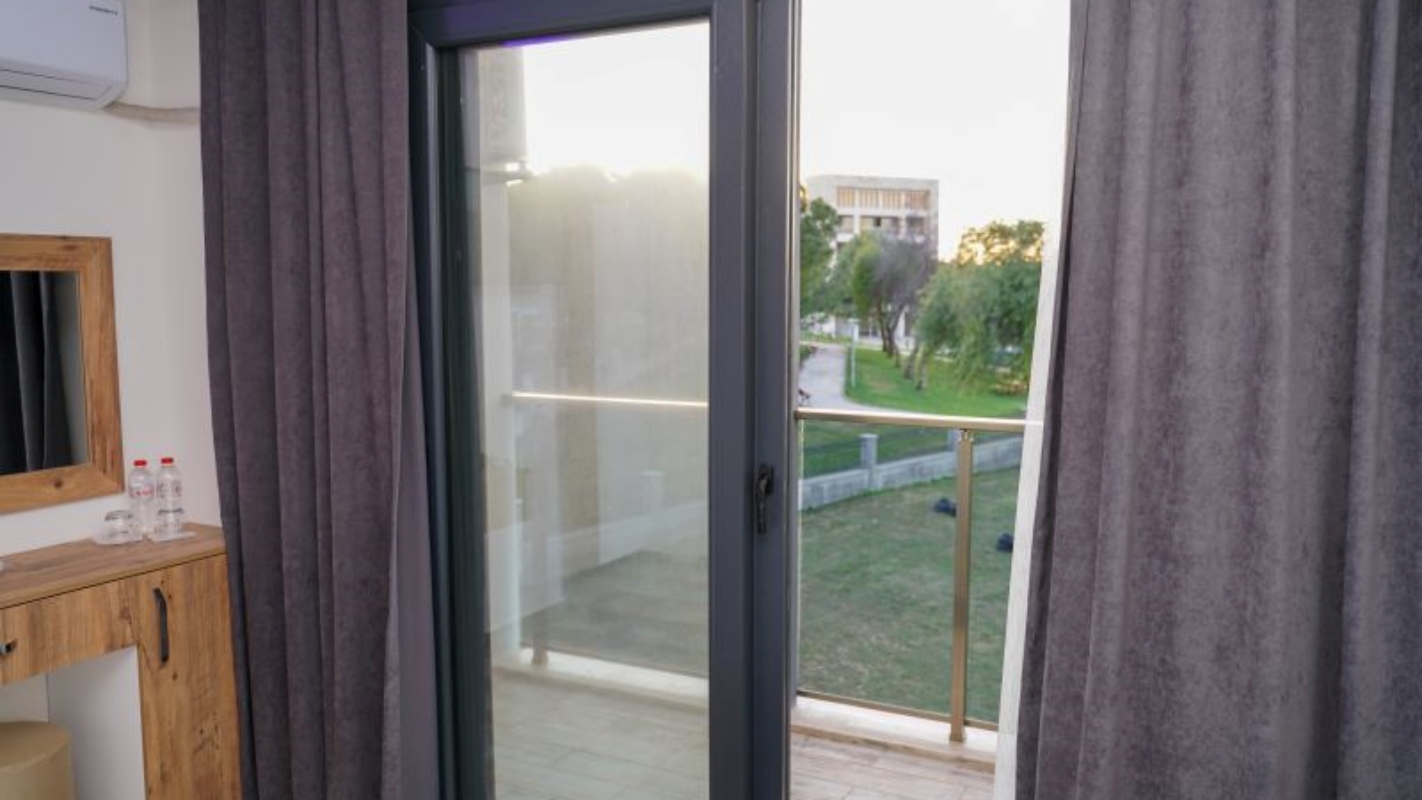 STANDART ODA KARA MANZARALI