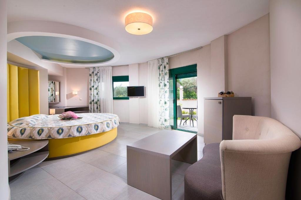 Junior Suite cu vedere laterala la mare