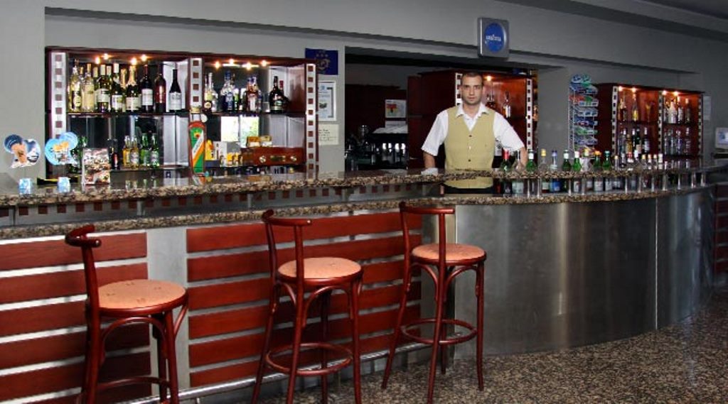 LOBBY BAR