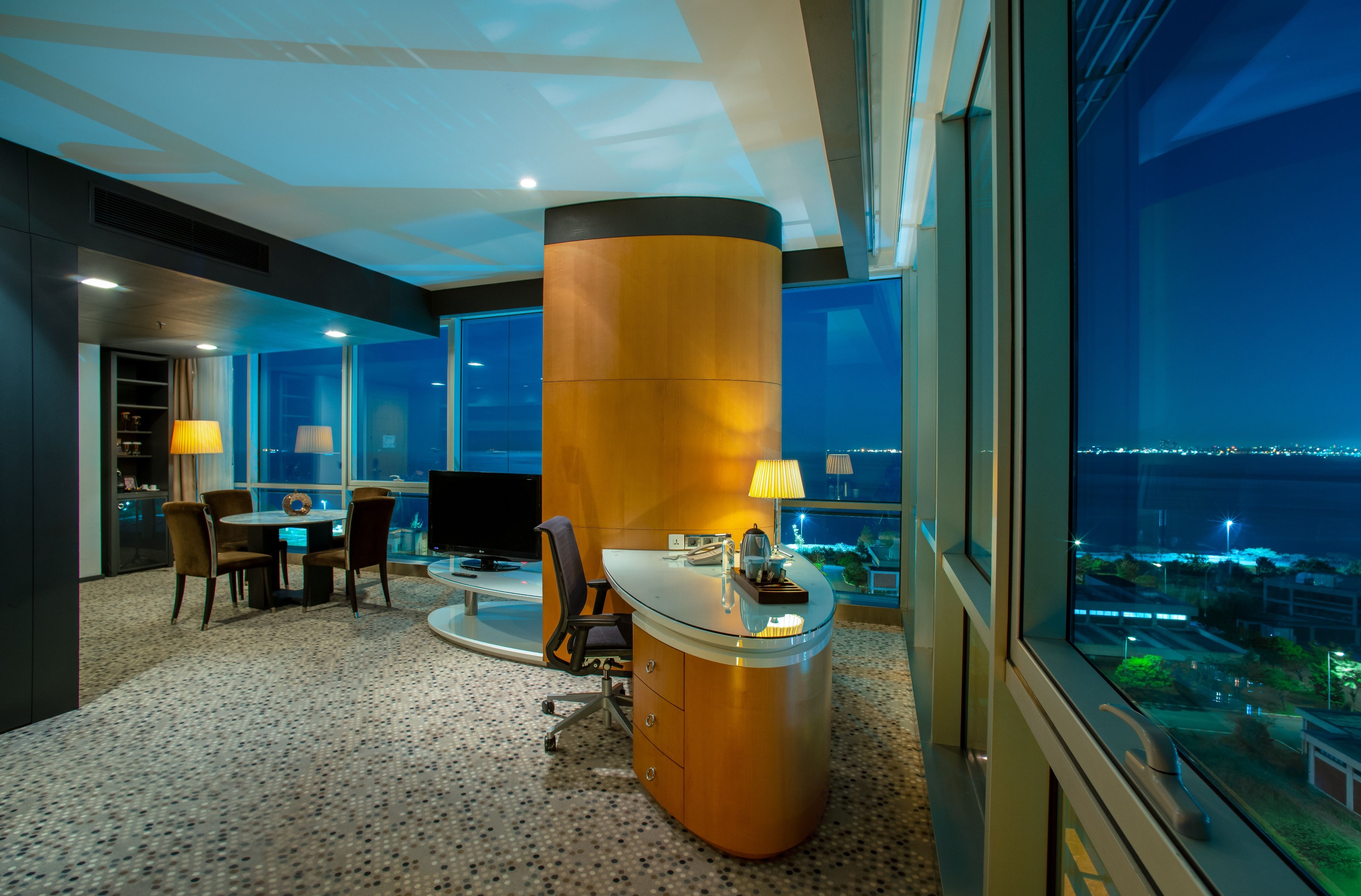 ONE BEDROOM SUITE WITH SEA VIEW