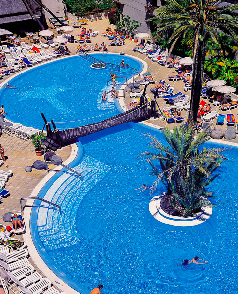 Tenerife, Hotel Fanabe Costa Sur, piscina exterioara, sezlonguri.jpg