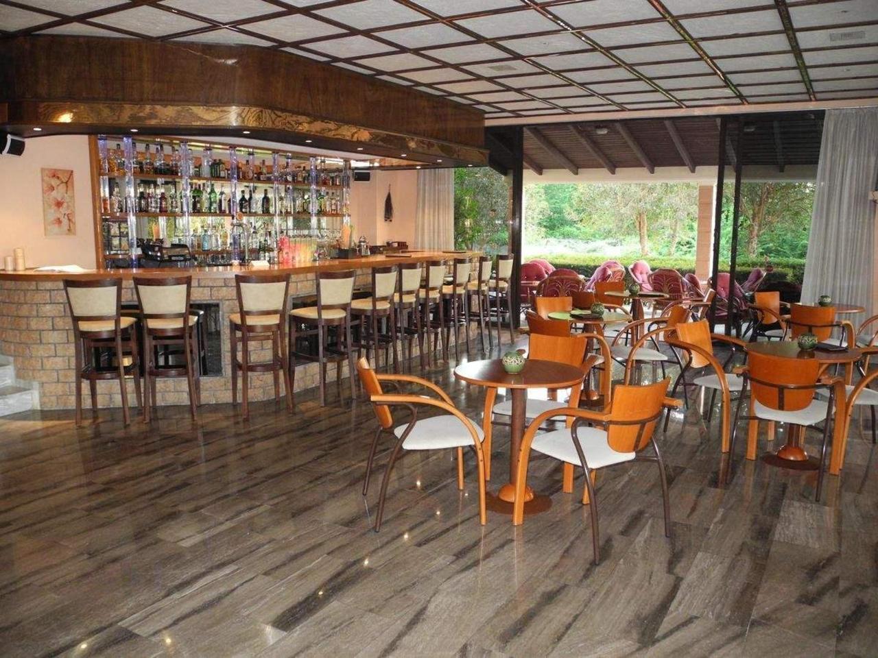 MAIN LOBBY BAR