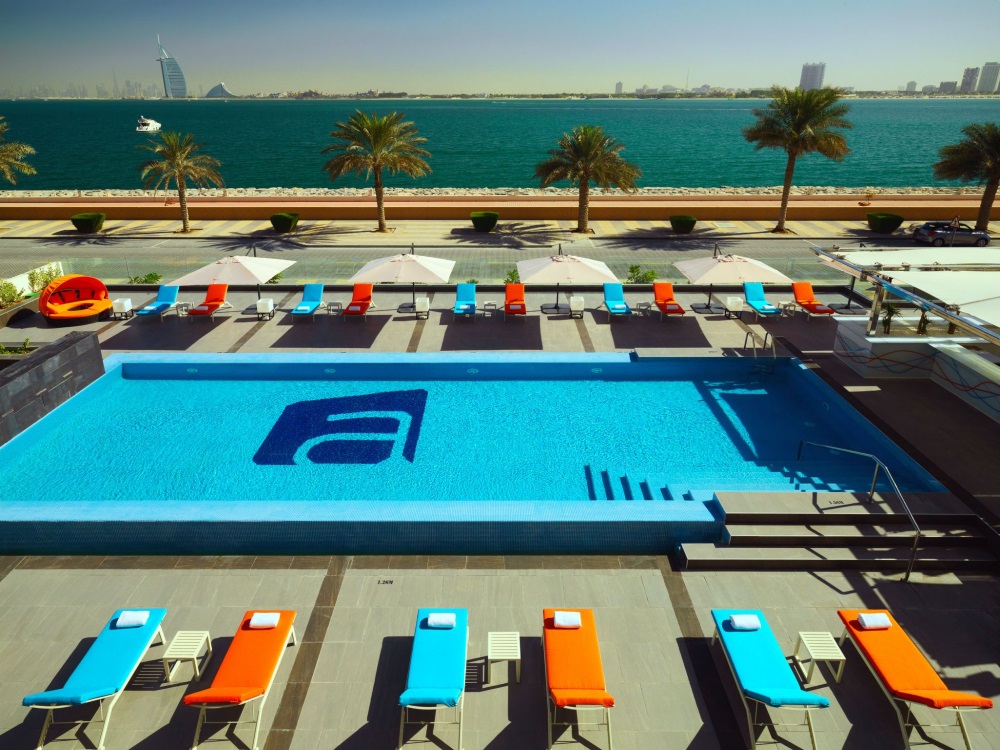 Dubai, Hotel Aloft Palm Jumeirah, piscina exterioara, sezlonguri, mare.jpg