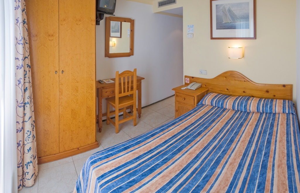 SINGLE ROOM