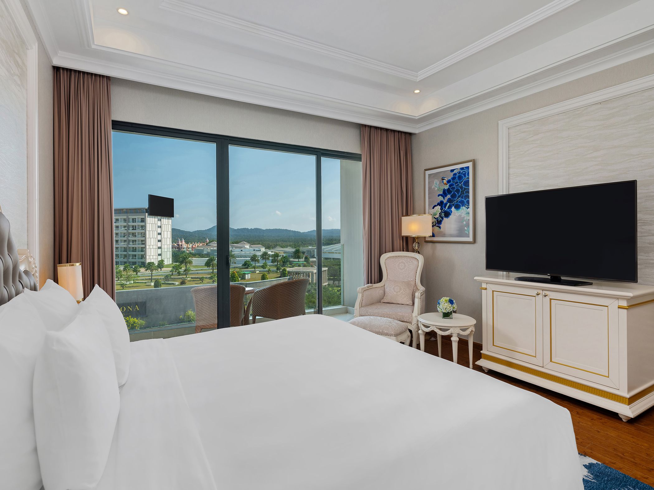DELUXE MOUNTAIN VIEW (CHILD WITHOUT EXTRA BED)