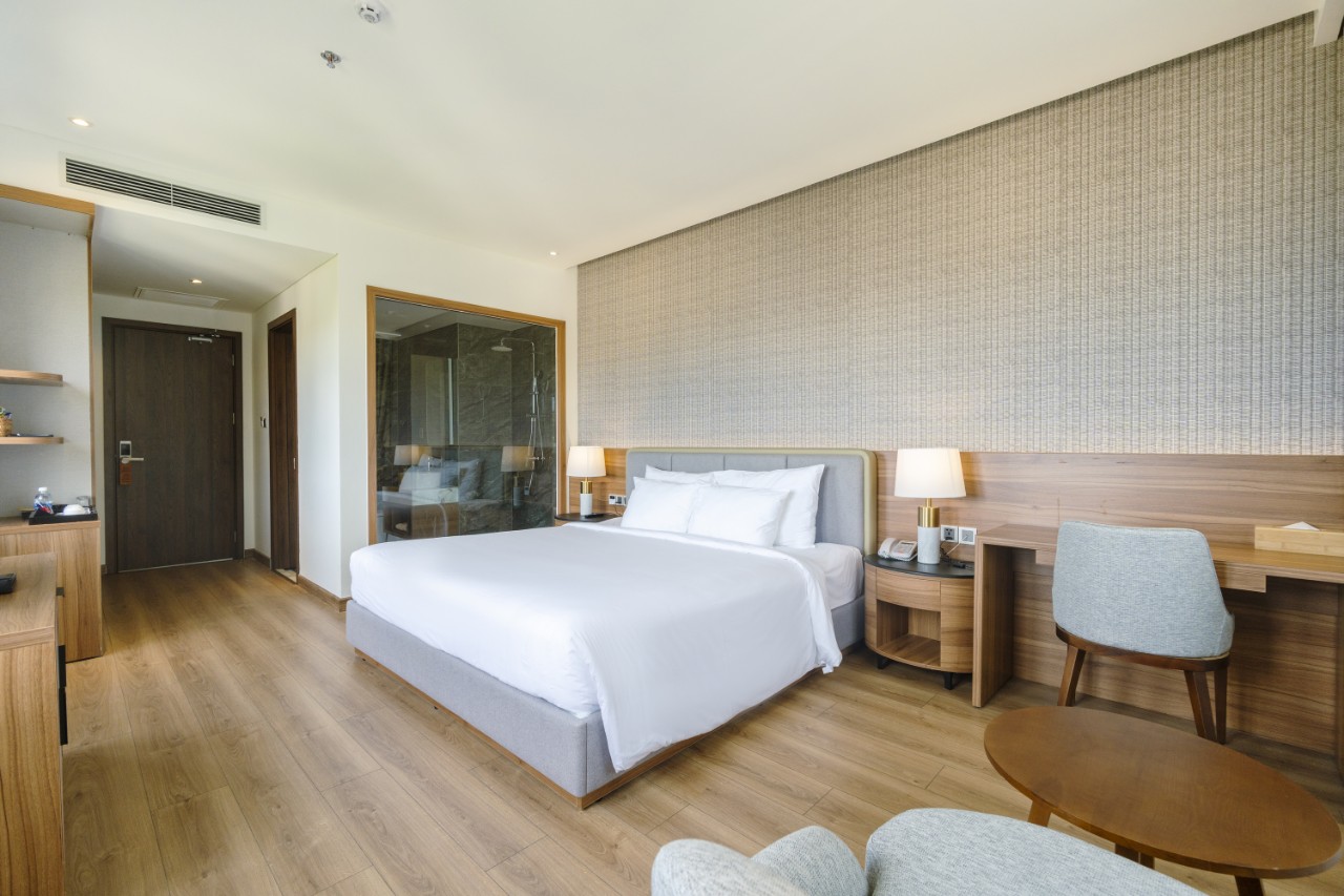 DELUXE PARTIAL SEAVIEW