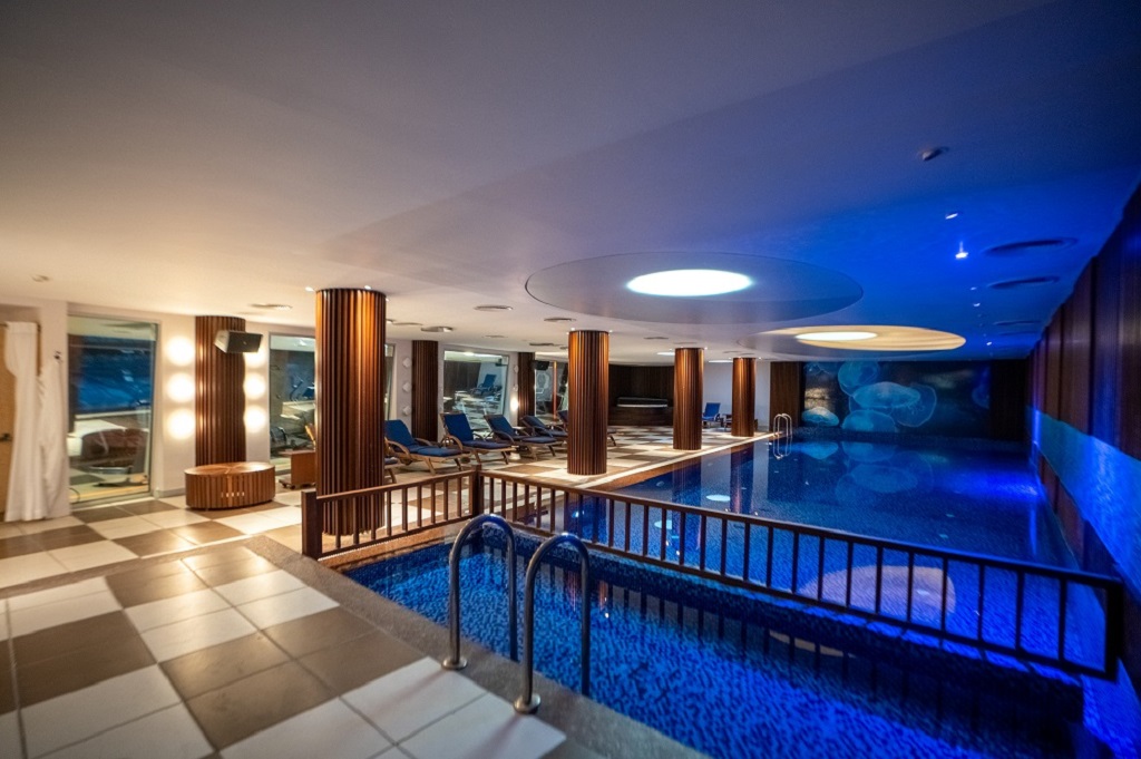 Piscină interioară