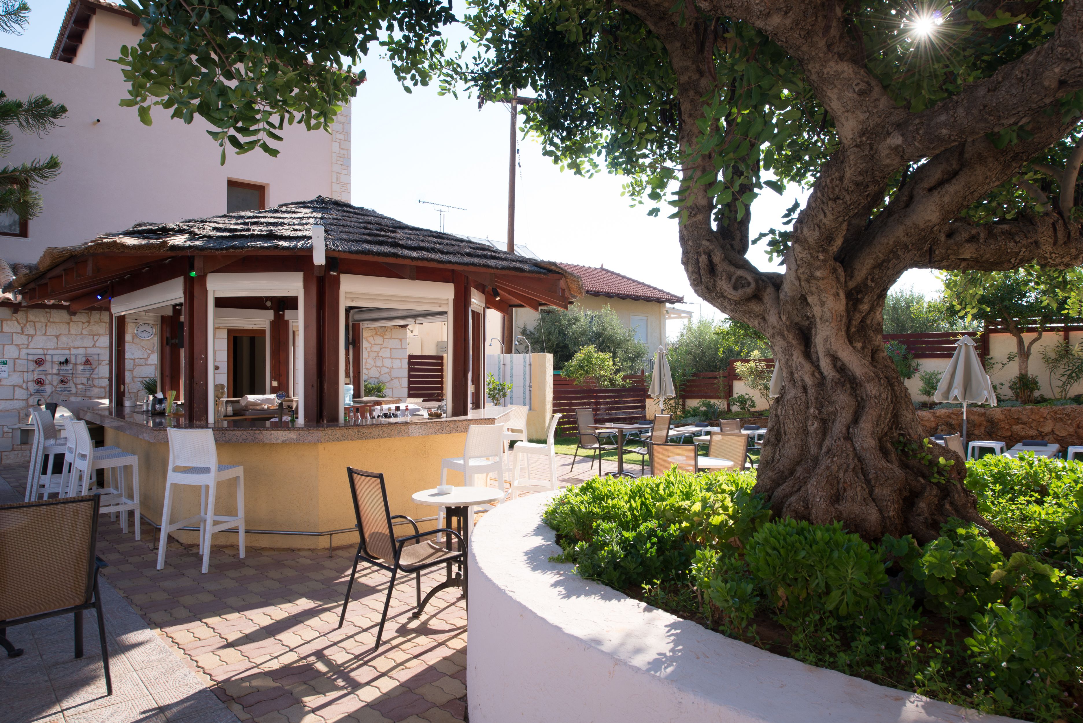 Romantica pool bar