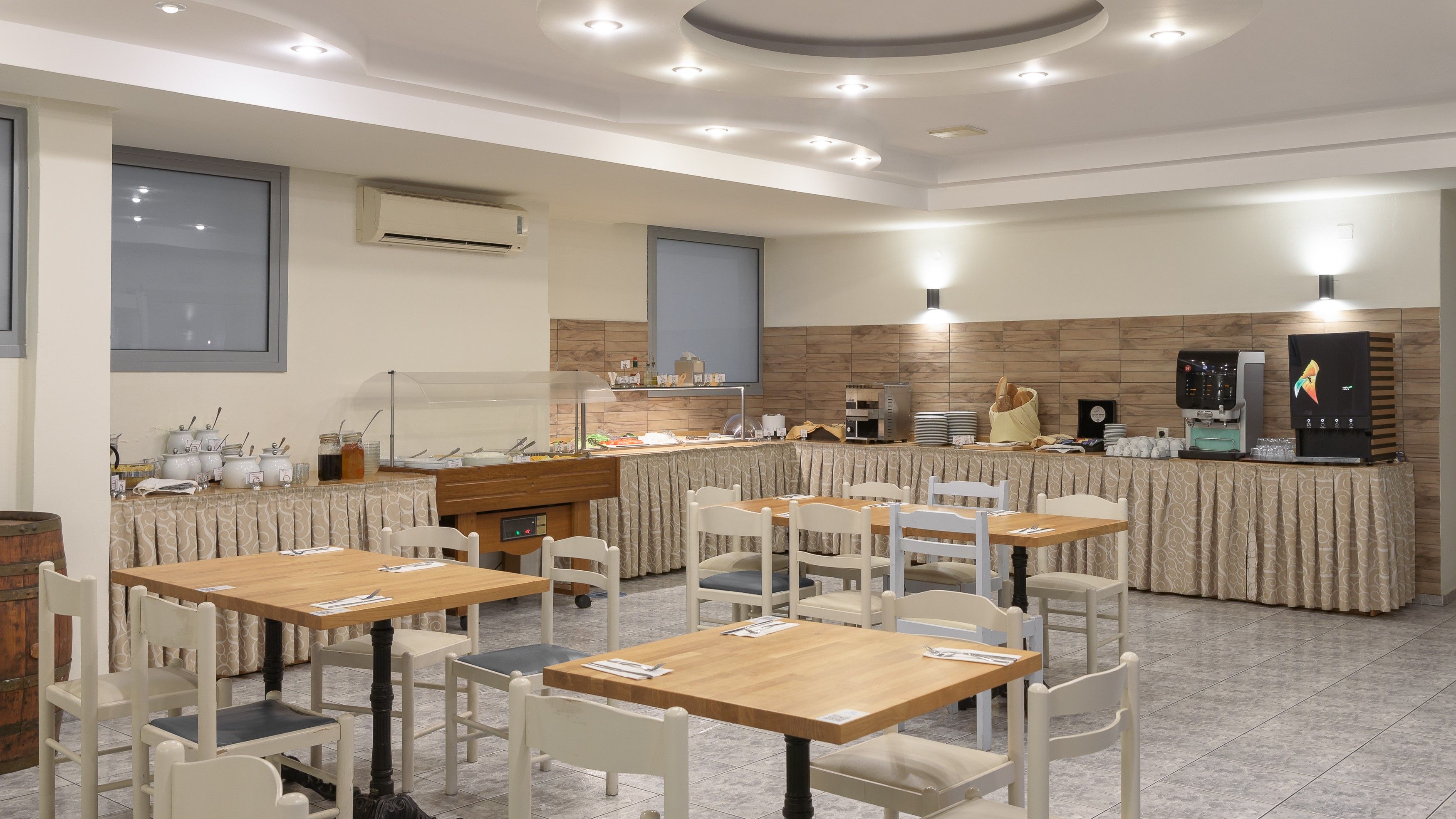 MAIN RESTAURANT 