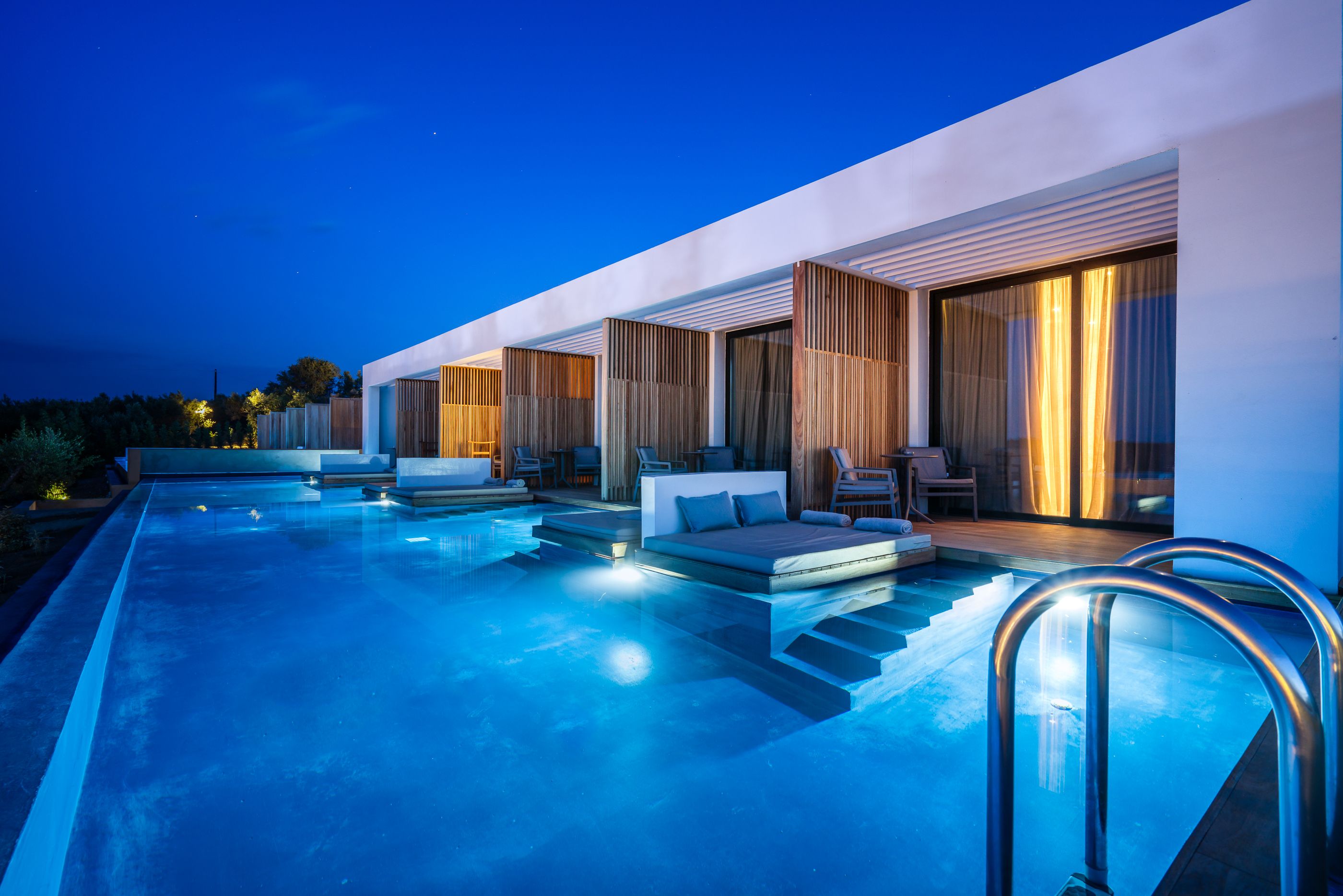 JUNIOR SUITE SWIM UP HEATED POOL