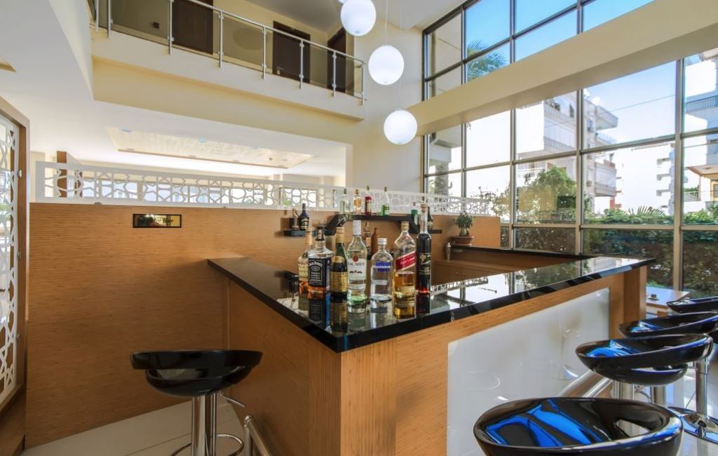 LOBBY BAR