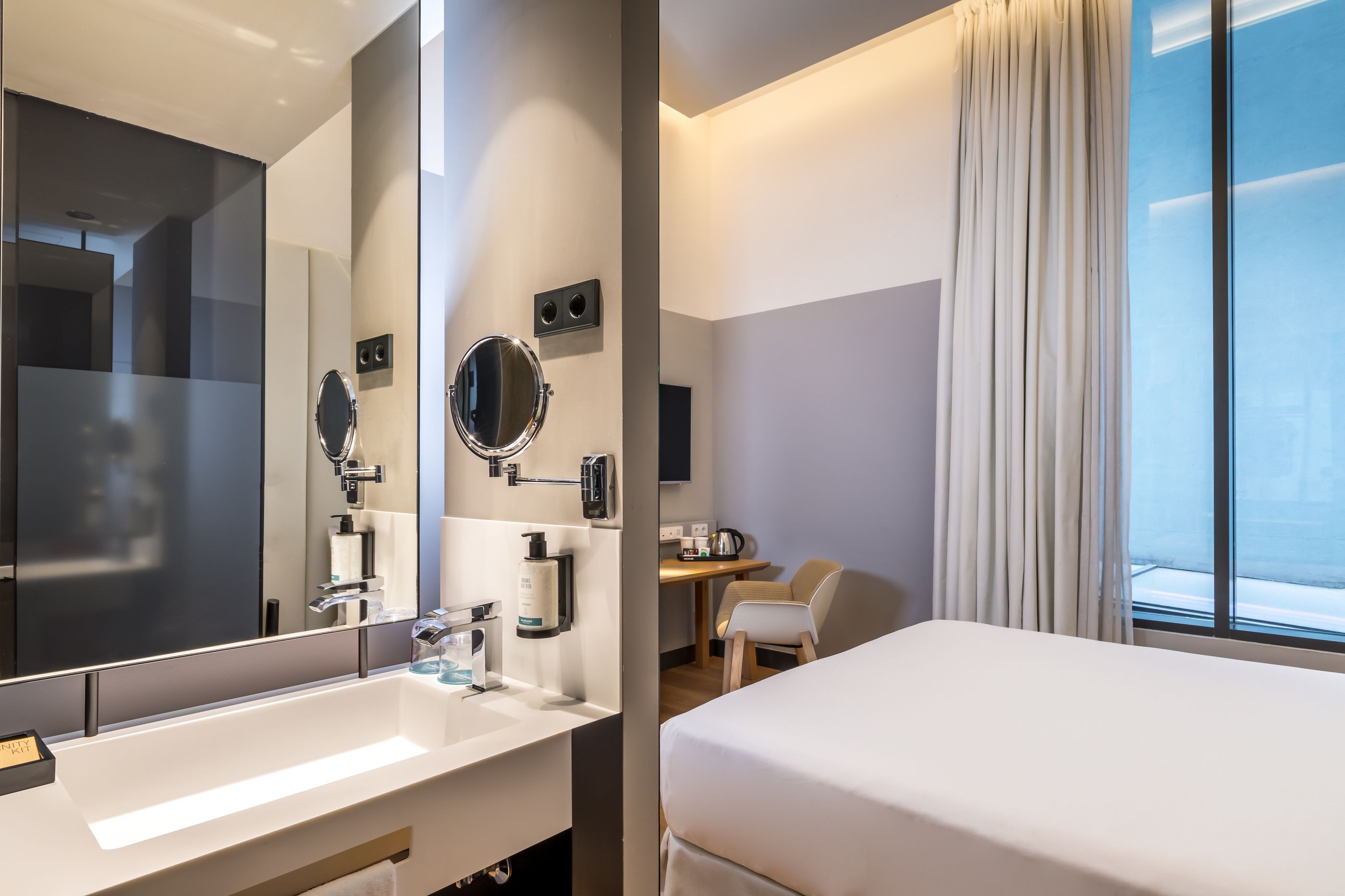 	SUPERIOR ROOM