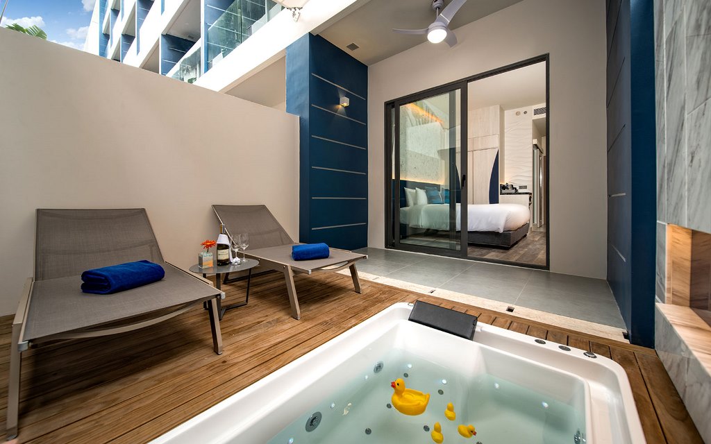DELUXE JACCUZI