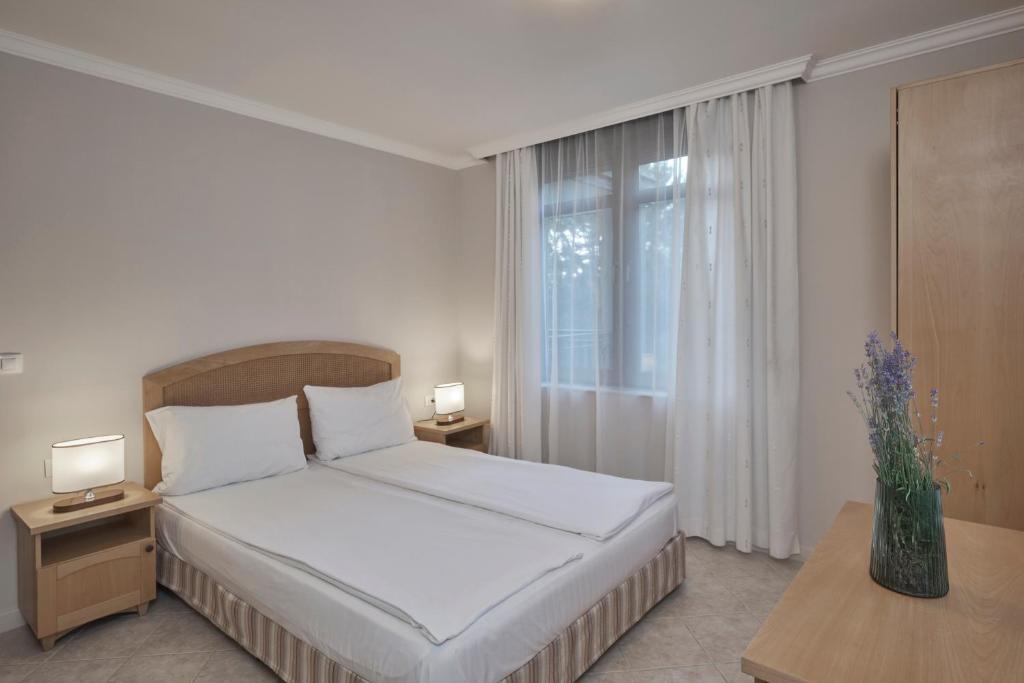 1 Bedroom Apartment (Park View, Balcony)