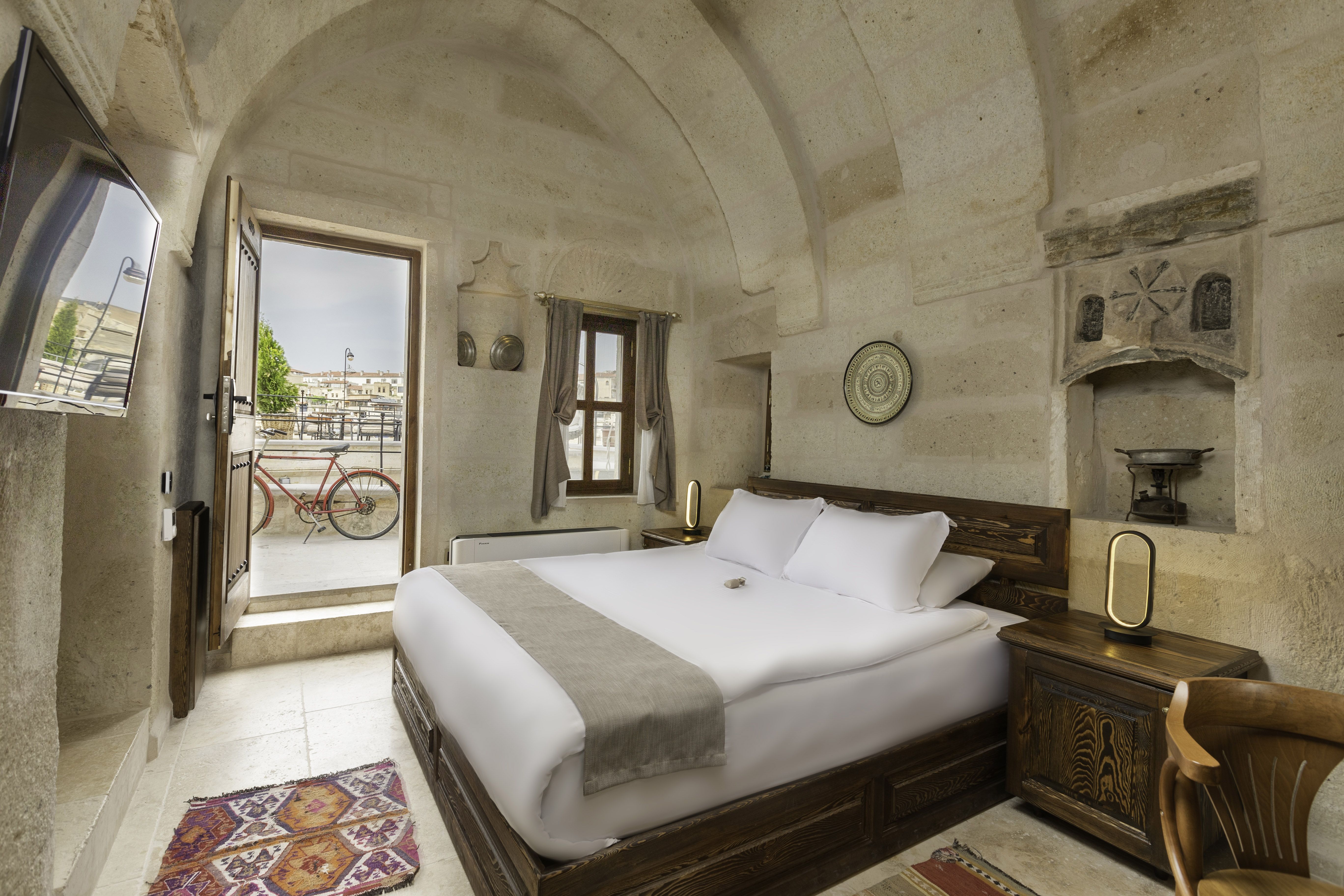 CAVE ROOM WITH JACUZZI