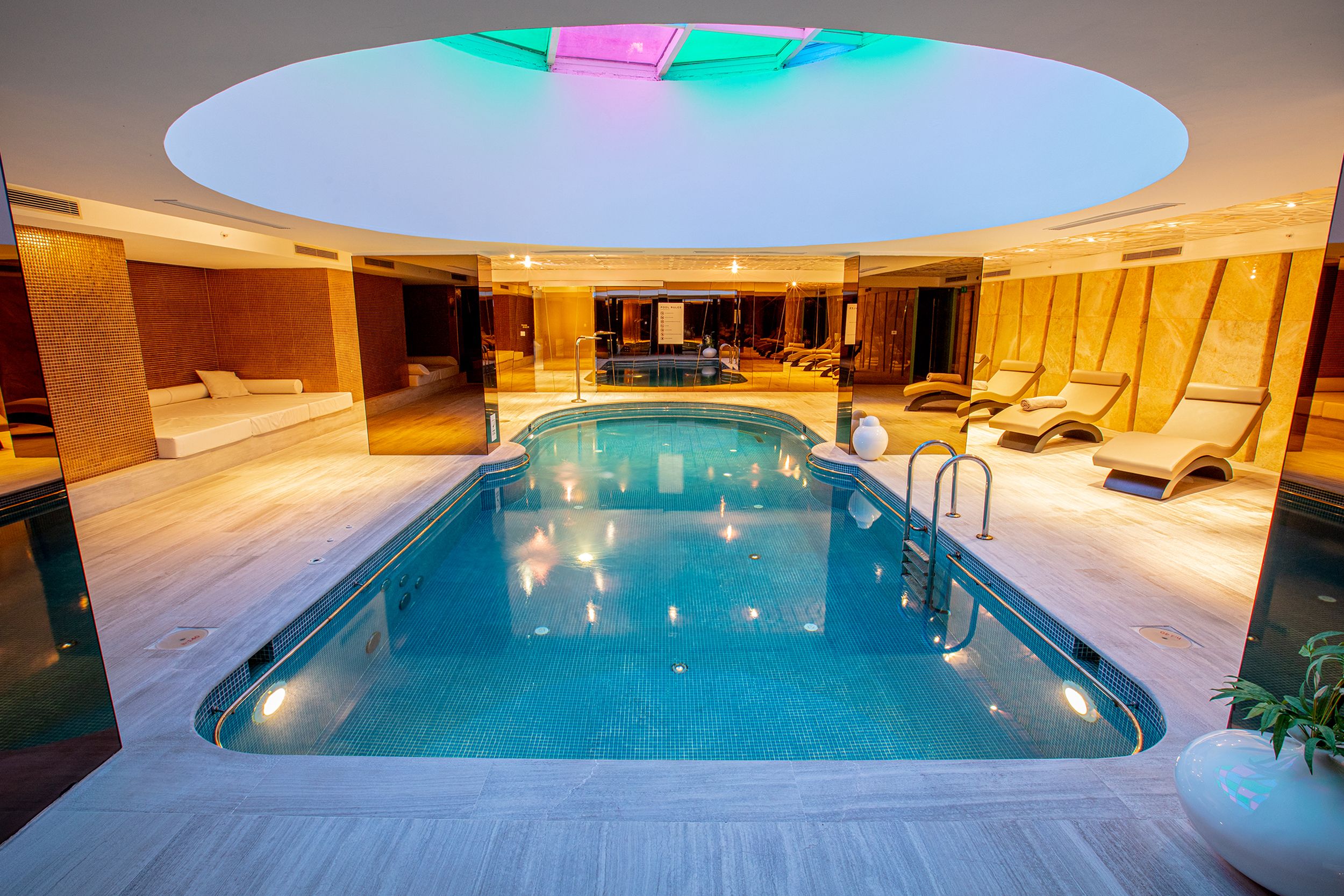 Piscină interioară