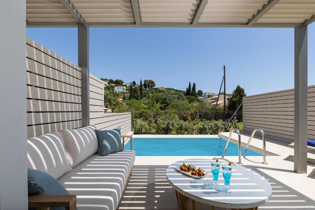SUITE PRIVATE HEATED POOL