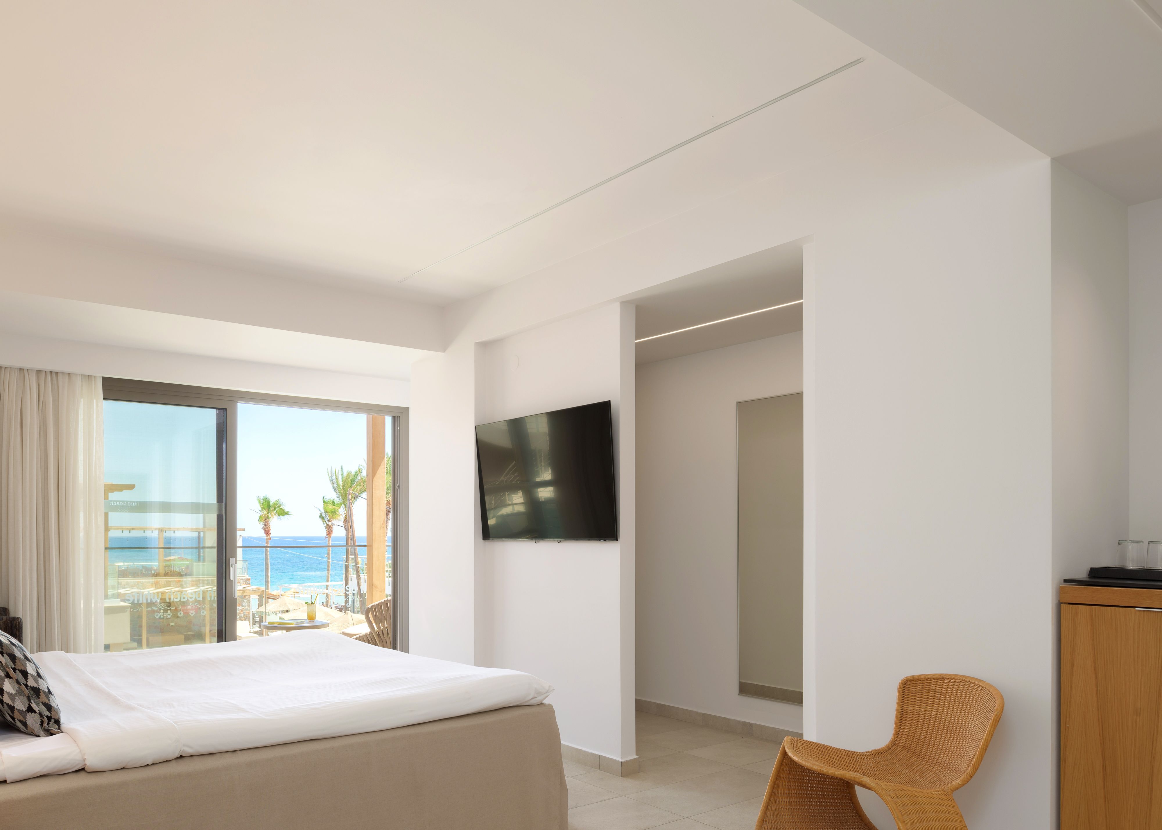 White Deluxe Suite Sea View