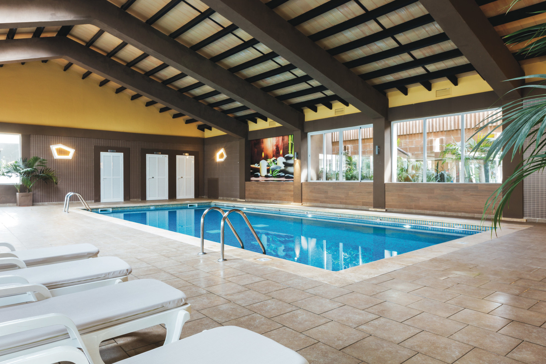 Piscină interioară