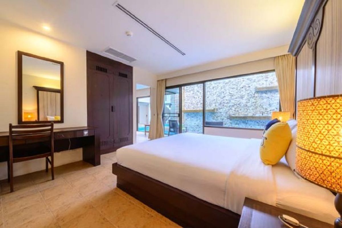 JUNIOR SUITE POOL ACCESS ROOM