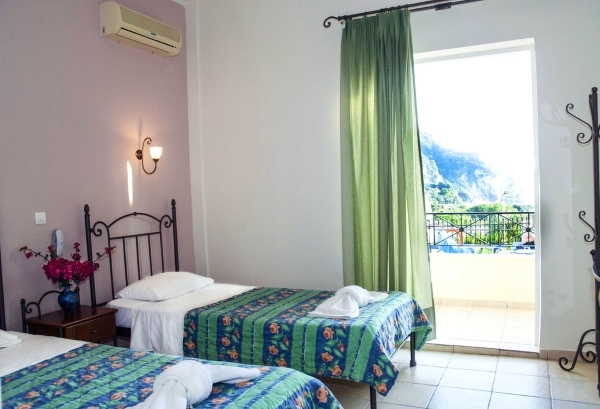 Corfu, Hotel Alonakia, camera, paturi, aer conditionat.jpg