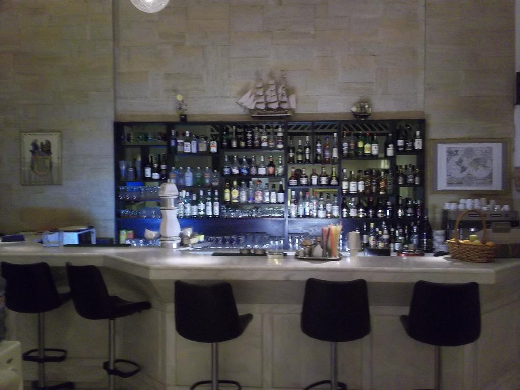 MAIN BAR