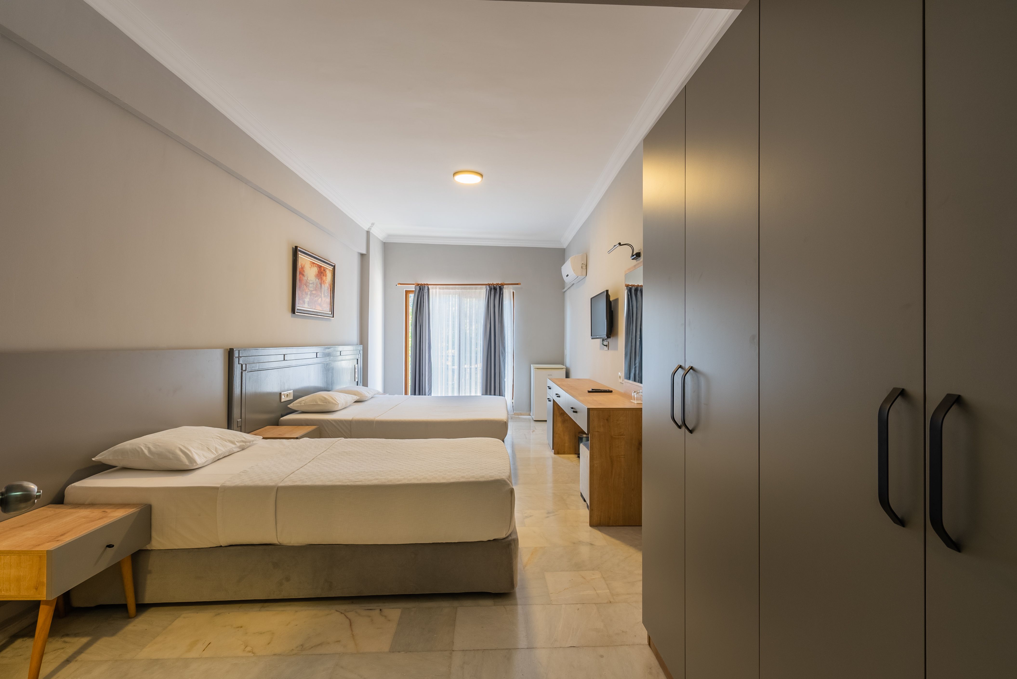 LARGE ROOM