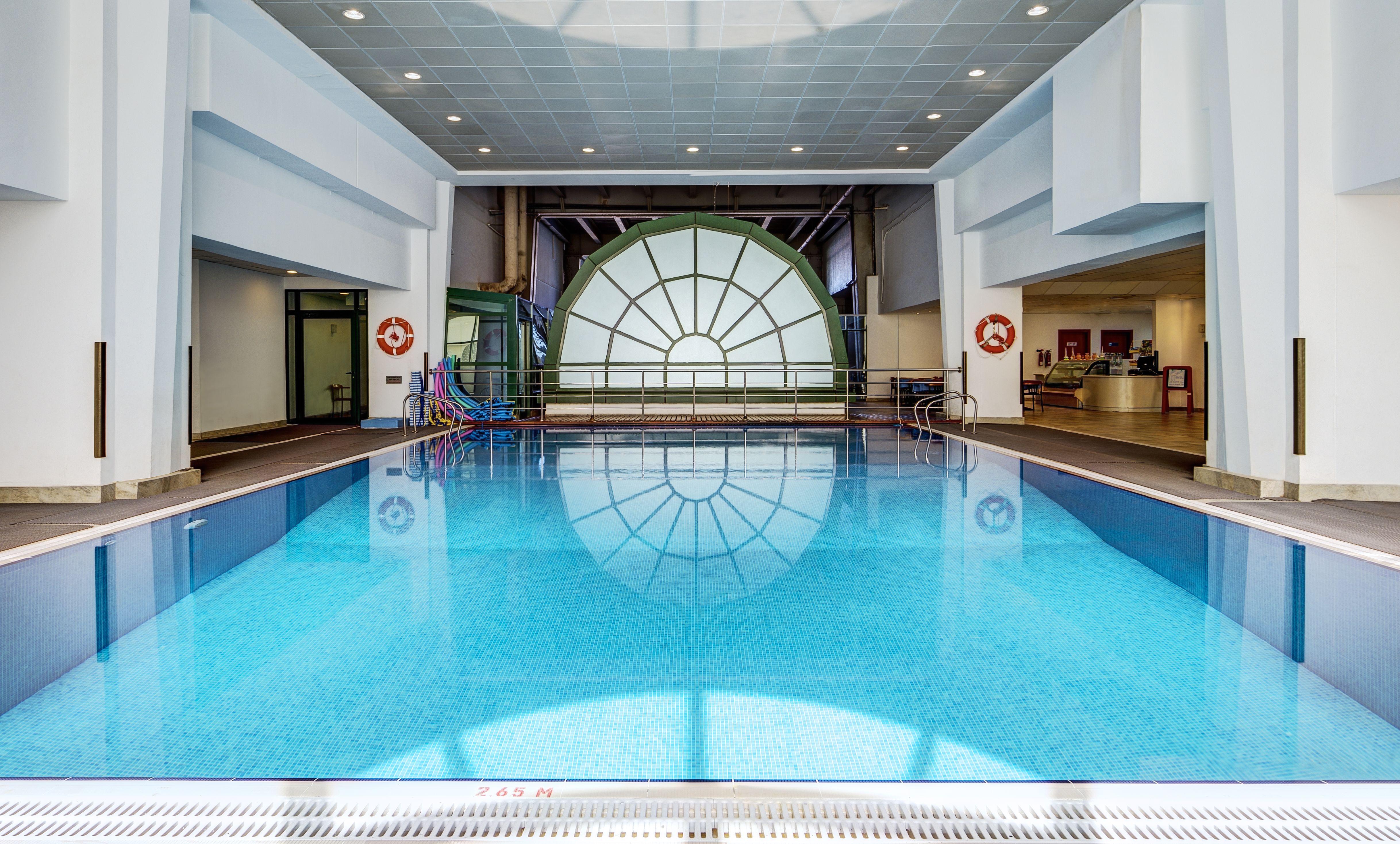 Piscină interioară