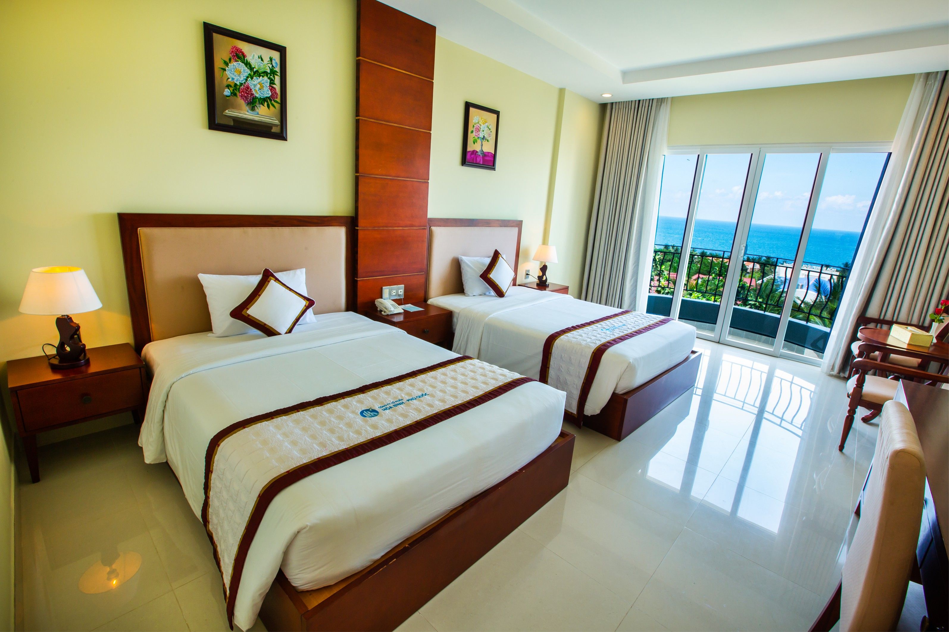SUPERIOR SMALL BALCONY SEA OR GARDENVIEW 