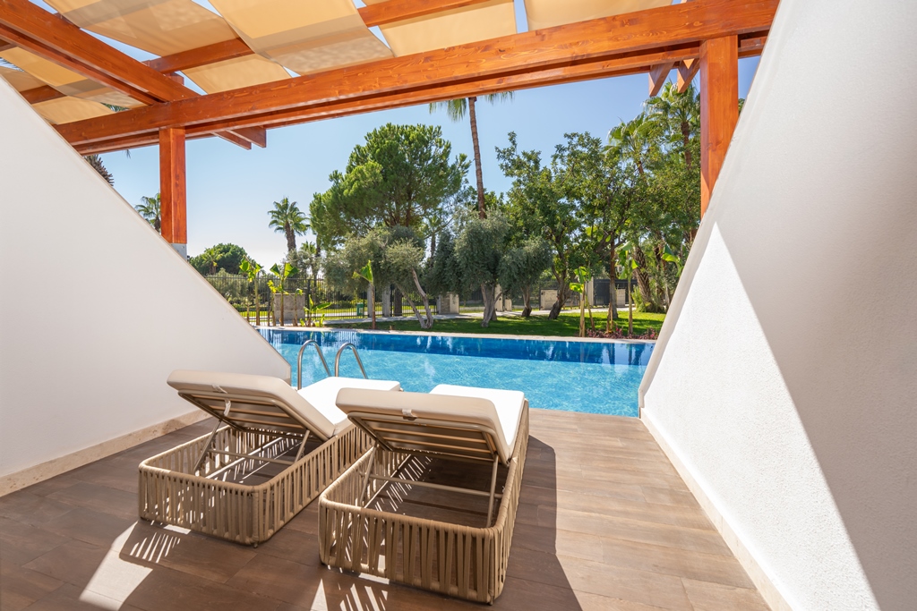 SWIM UP ROOM