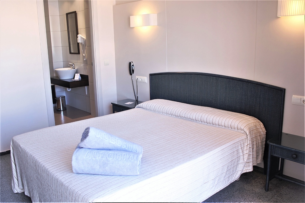 SINGLE ROOM