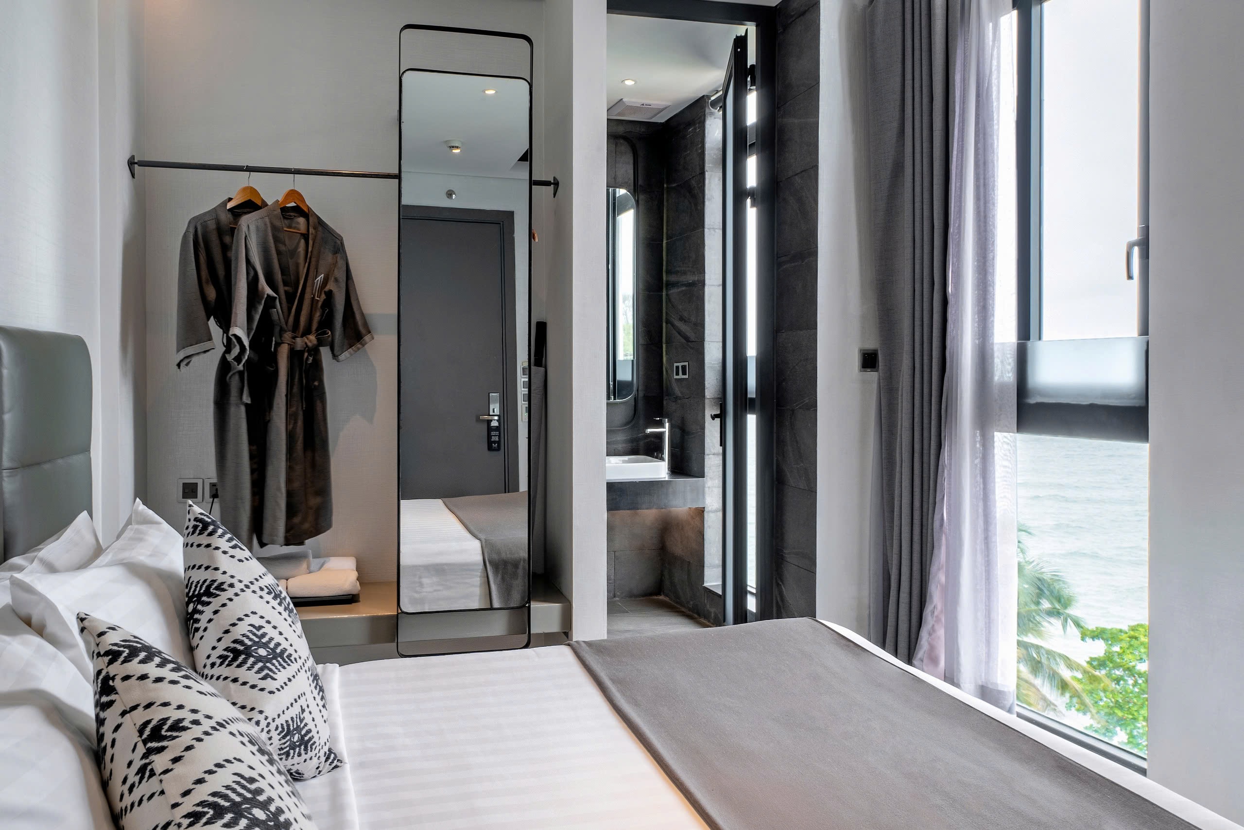 LA PETITE ROOM WITH WINDOW